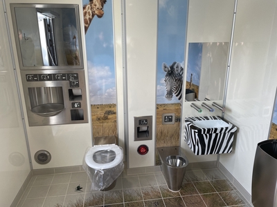 Invändig design av offentlig toalett med barn i åtanke