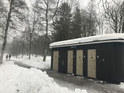 Offentliga toaletter i vintermiljö vid Sognsvann, Oslo