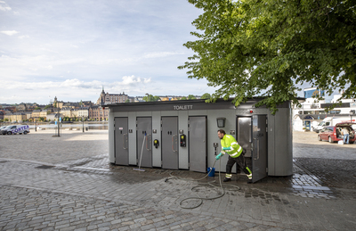 Man utför drift och underhåll på offentlig toalett i Stockholm