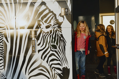 Barn vid offentlig toalett med Zebra-design