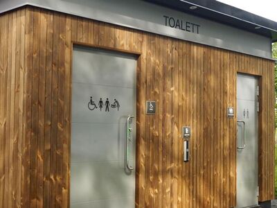Offentlig toalett Mjøspromenaden Gjøvik Kommune forfra I 2016.jpg